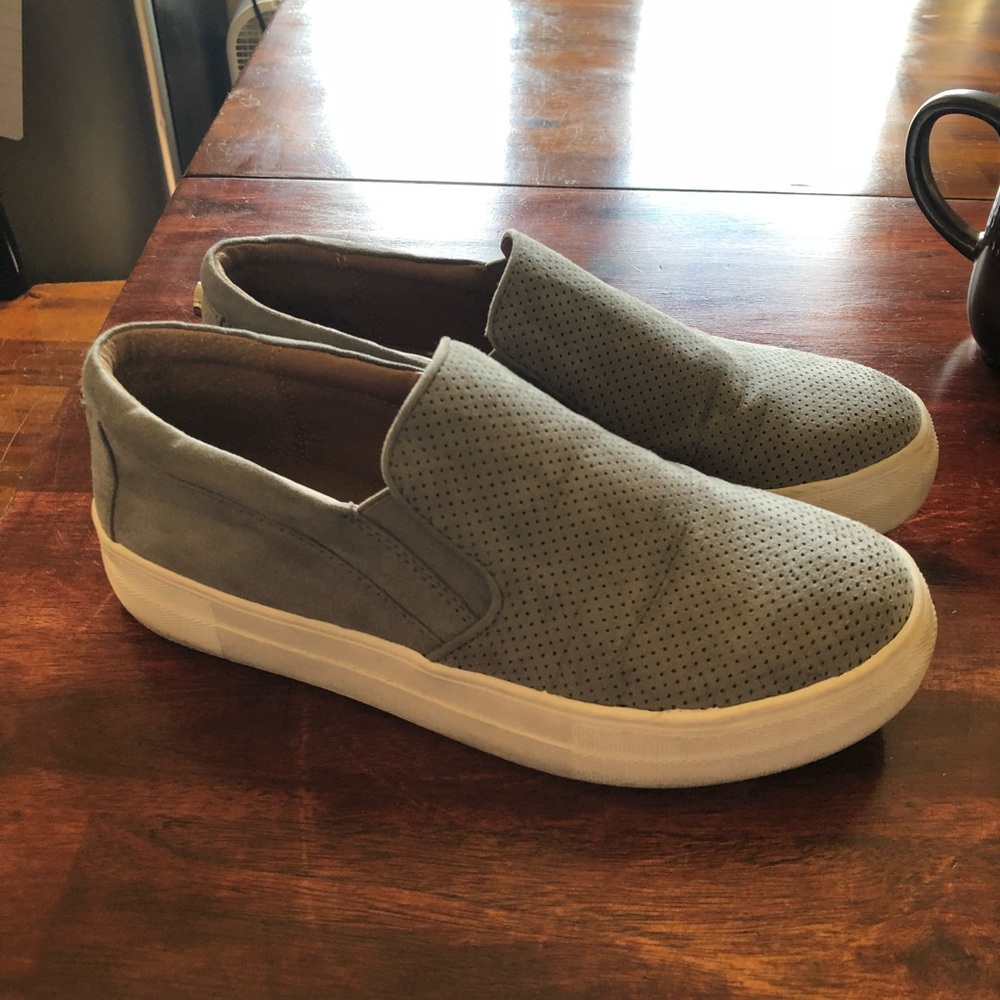 Steve Madden Giovanna slip-on. Grey faux suede